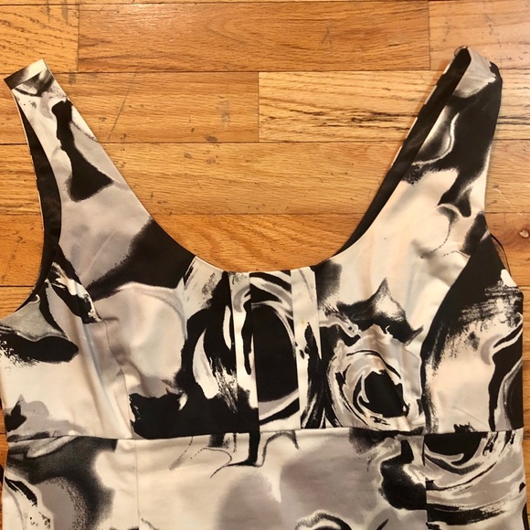 New York & Co. Floral patterned grayscale dress, Size 6 - Picture 4 of 6